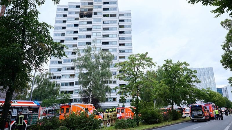 Zahlreiche Einsatzkräfte an dem Hochhaus nahe des Jüdischen Museums.