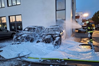 Komplett ausgebrannt: die beiden BMW auf dem Parkplatz des Autohauses in Laim.