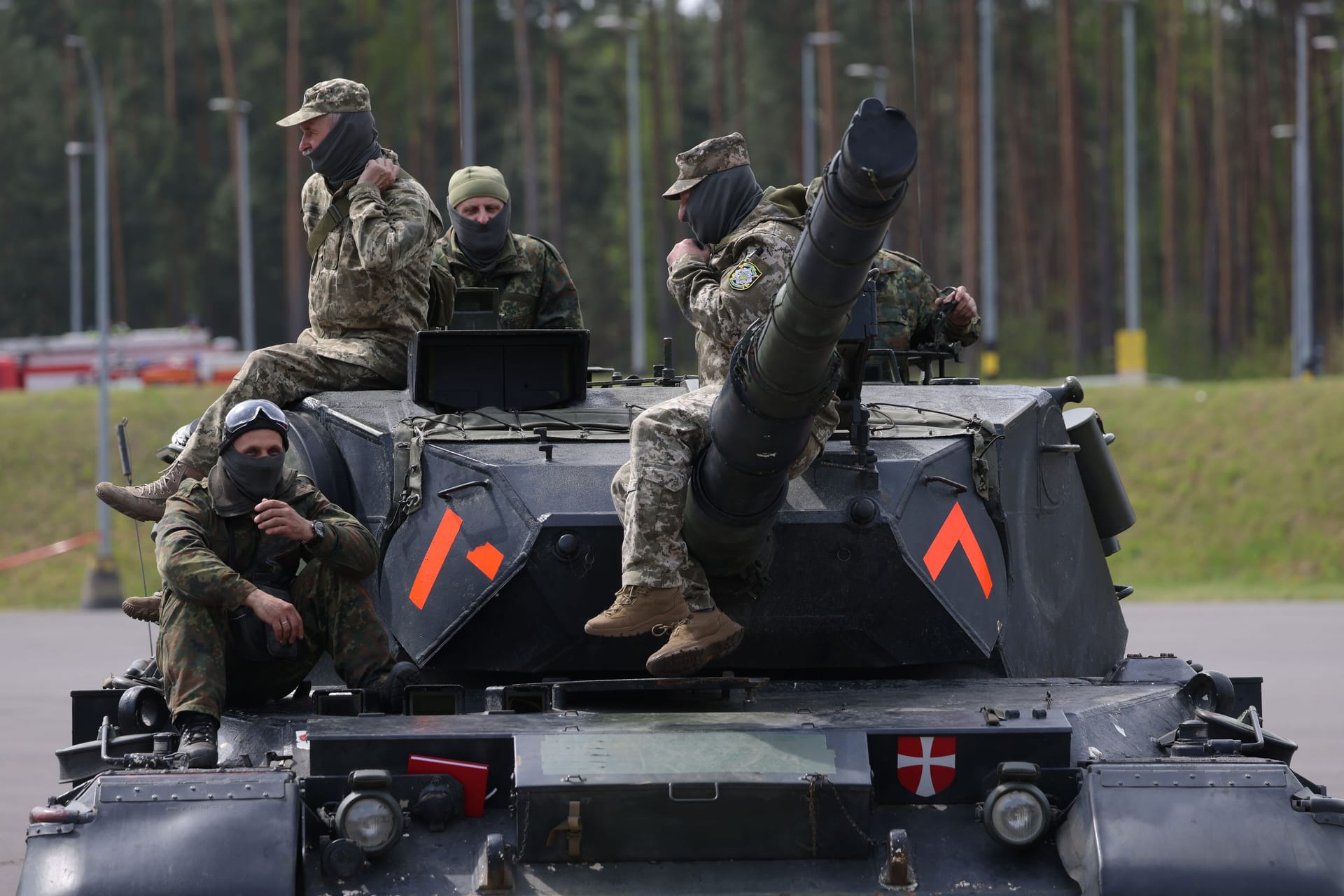 Ukrainische Soldaten beim Training an einem Leopard 1A5 in Deutschland (Archivbild): Deutschland will der Ukraine weitere 25 Leopard liefern.