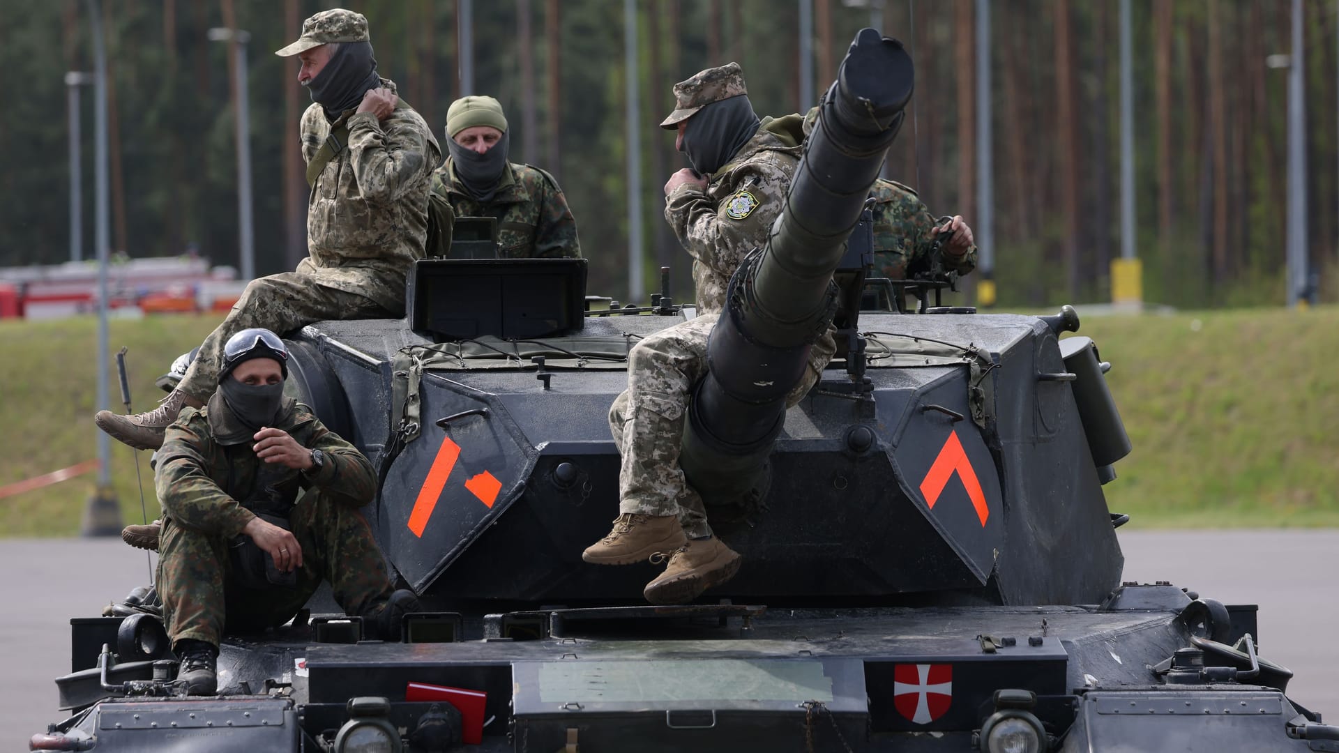 Ukrainische Soldaten beim Training an einem Leopard 1A5 in Deutschland (Archivbild): Deutschland will der Ukraine weitere 25 Leopard liefern.