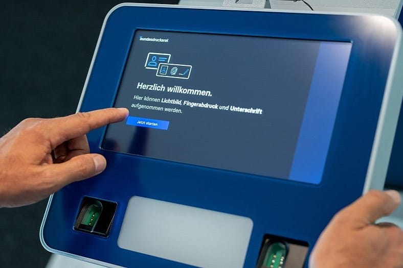 Ein Terminal, an dem Bürger ein biometrisches Foto aufnehmen können: Diese werden derzeit in einigen Bürgerämtern getestet.