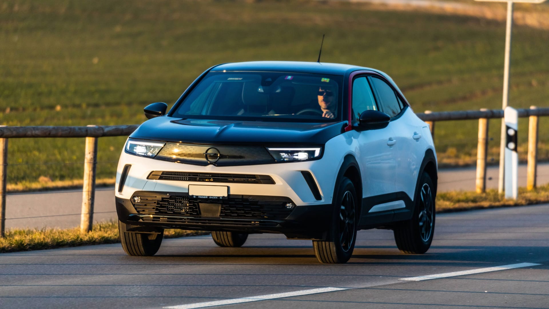 Ein E-Auto des Herstellers Opel bei einer Testfahrt (Symbolbild): Manganknollen versprechen Material für Autobatterien, lassen sich aber wohl nur unter Inkaufnahme schwerer Umweltzerstörung fördern.