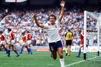 Trevor Francis feiert bei der WM 1982 seinen Treffer gegen die Tschechoslowakei.