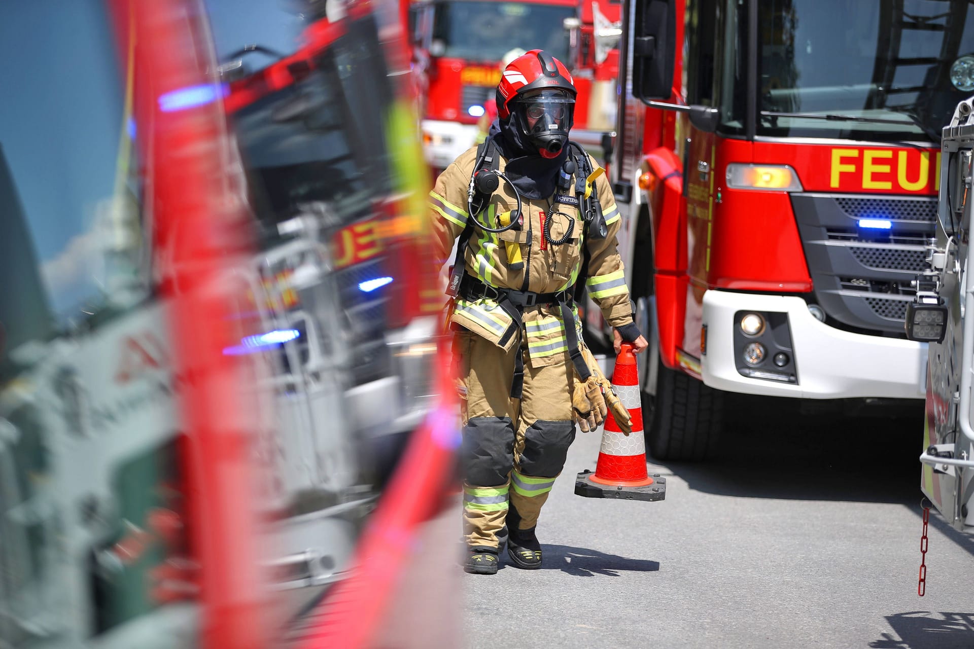 Feuerwehrmann im Einsatz (Archivbild): Bei einem Brand in Brandenburg ist ein Mann ums Leben gekommen.