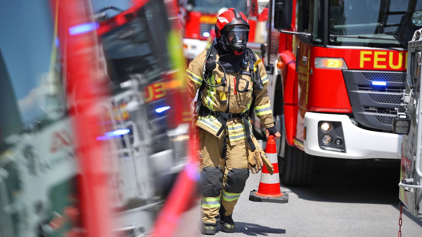 Feuerwehrmann im Einsatz (Archivbild): Bei einem Brand in Brandenburg ist ein Mann ums Leben gekommen.