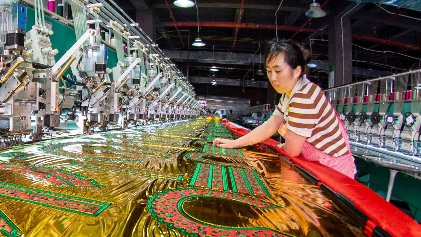 Eine Arbeiterin in China: Die chinesische Wirtschaft ist im zweiten Quartal deutlich um 6,3 Prozent gewachsen.
