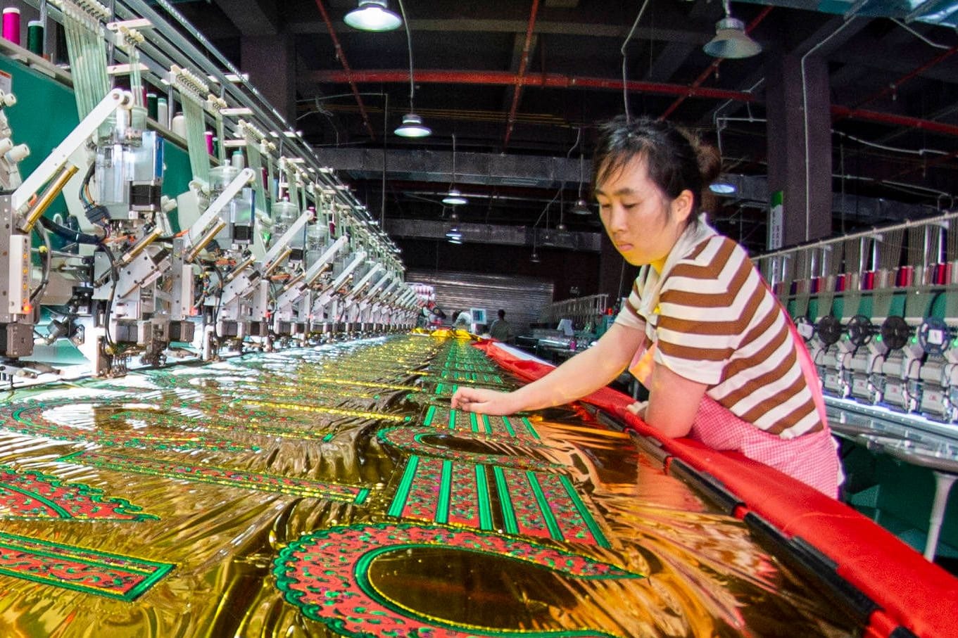 Eine Arbeiterin in China: Die chinesische Wirtschaft ist im zweiten Quartal deutlich um 6,3 Prozent gewachsen. Eine Arbeiterin in China: Die chinesische Wirtschaft ist im zweiten Quartal deutlich um 6,3 Prozent gewachsen.