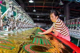 Eine Arbeiterin in China: Die chinesische Wirtschaft ist im zweiten Quartal deutlich um 6,3 Prozent gewachsen.