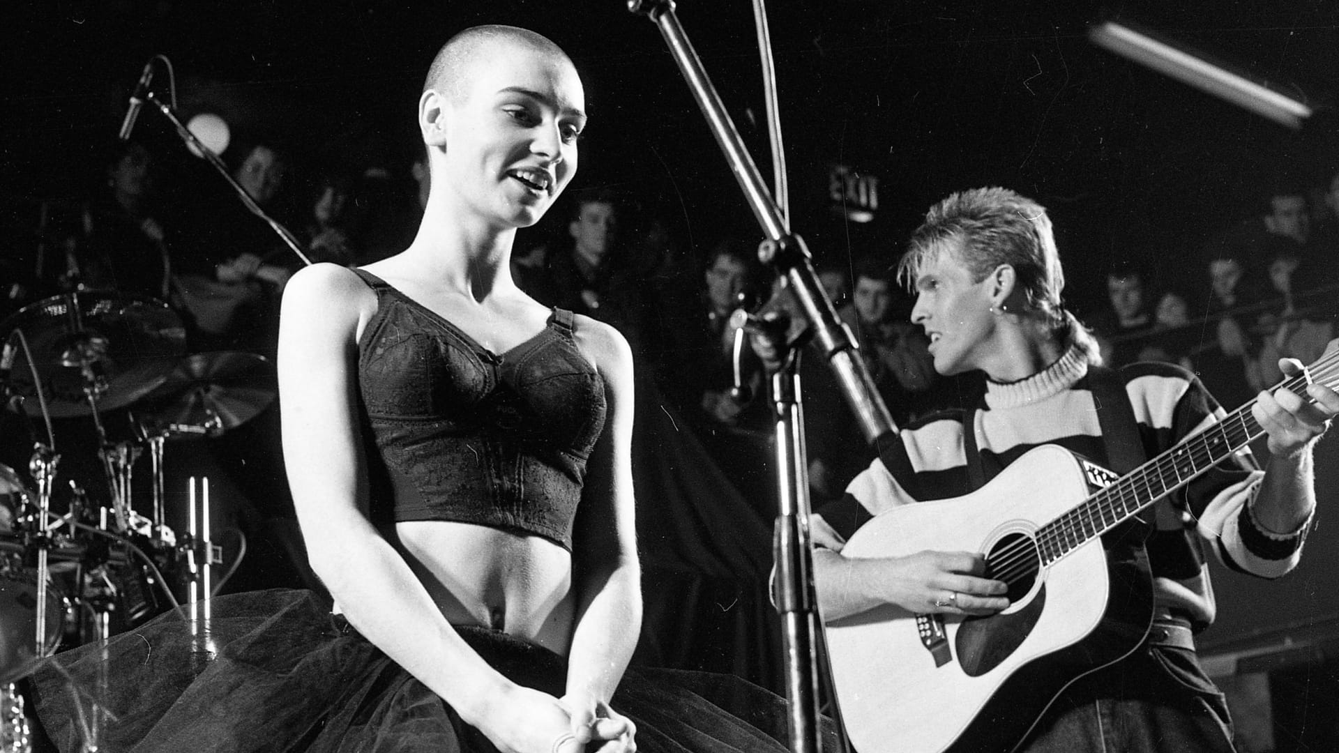 Sinead O’Connor durchlebte eine schwere Kindheit und widmet sich mit 15 Jahren der Musik.