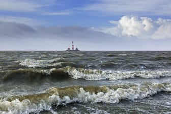 Stürmische Nordsee (Archivfoto): Am Dienstag wird es an der Küste ungemütlich.