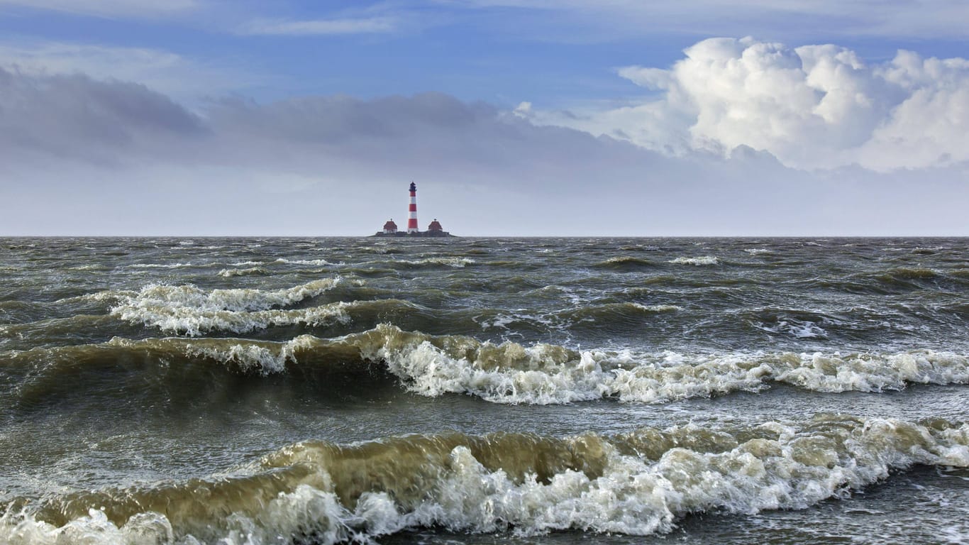 Stürmische Nordsee (Archivfoto): Am Dienstag wird es an der Küste ungemütlich.