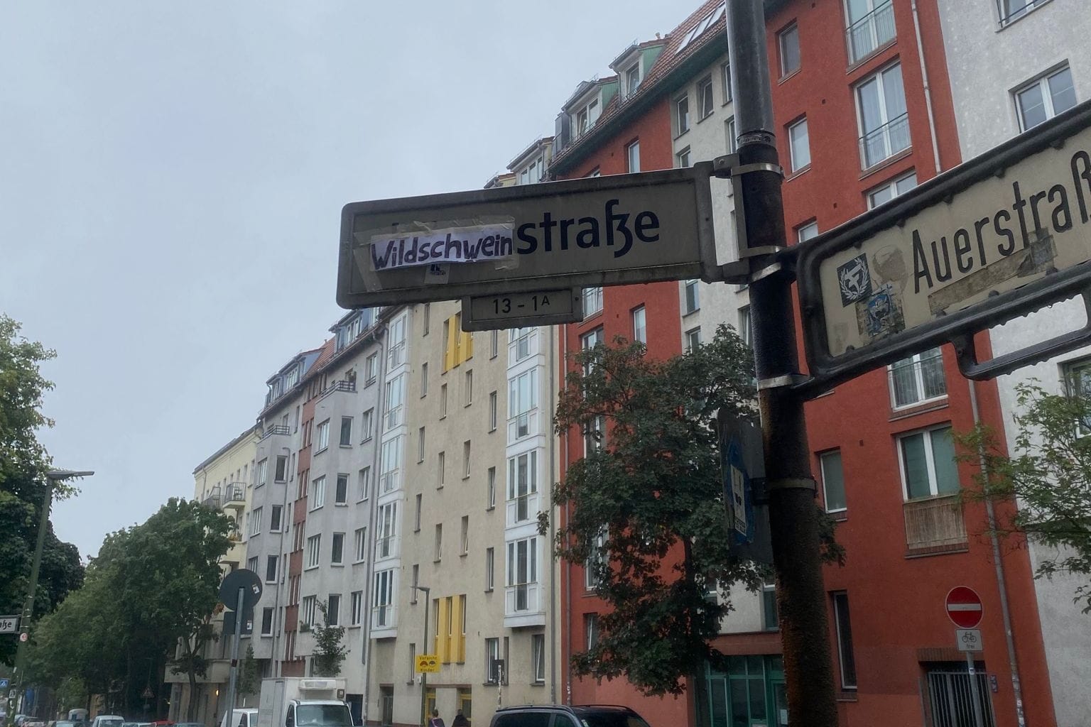 Unbekannte benennen Löwestraße in Berlin in Wildschweinstraße um