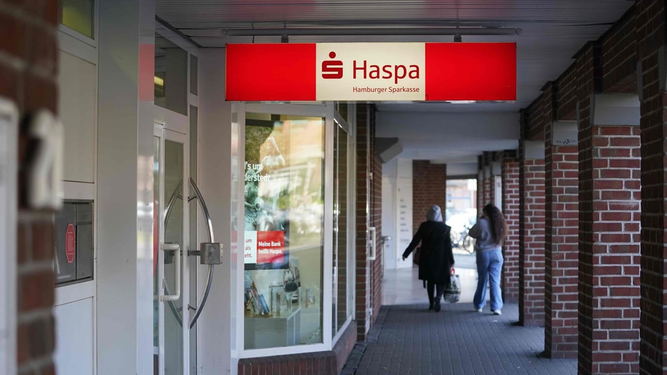 Eine Haspa-Filiale in Schleswig-Holstein (Symbolbild): Für die Sparkasse ist es nicht nachvollziehbar, dass die verbaute Sicherheitstechnik nicht ausreichend gewesen sein soll.