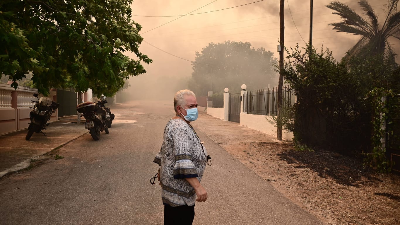 Brände in Griechenland: Die Löscharbeiten dauern weiter an.