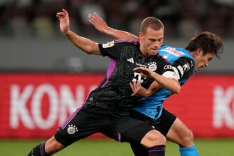Joshua Kimmich (l.) gegen Kento Tachibanada: Gegen Kawasaki Frontale konnte sich der FC Bayern durchsetzen.
