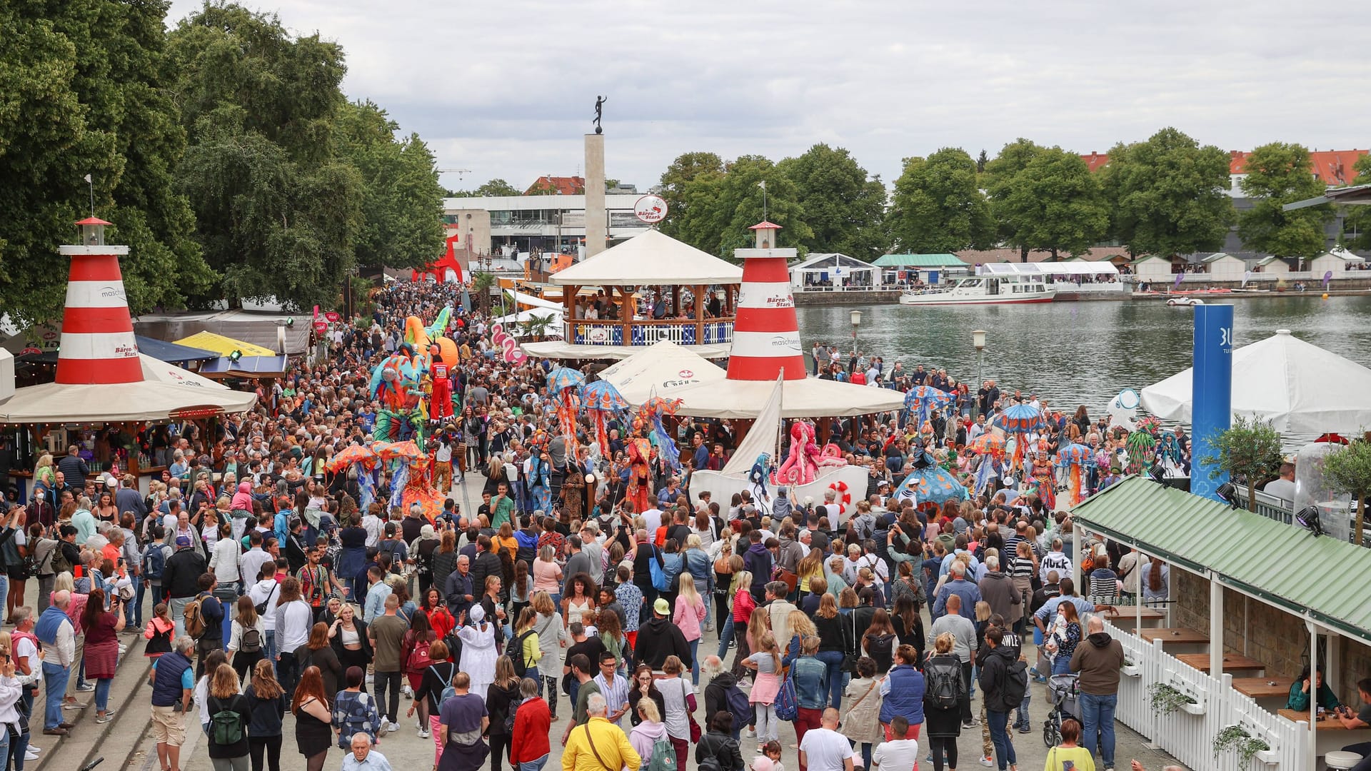 Menschen bei der Eröffnung des 35. Maschseefest im vergangenen Jahr: Auch dieses Jahr treffen sich wieder Jung und Alt in Hannover.