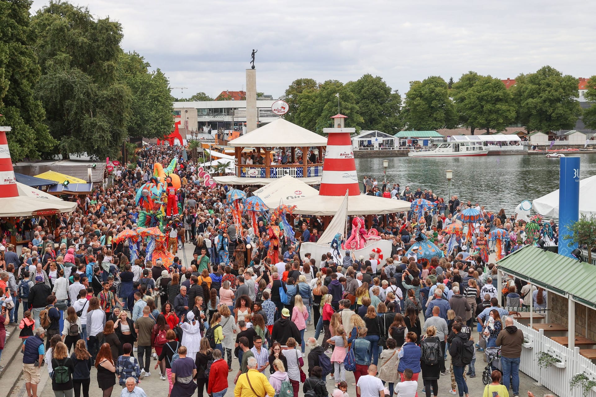 Menschen bei der Eröffnung des 35. Maschseefest im vergangenen Jahr: Auch dieses Jahr treffen sich wieder Jung und Alt in Hannover.