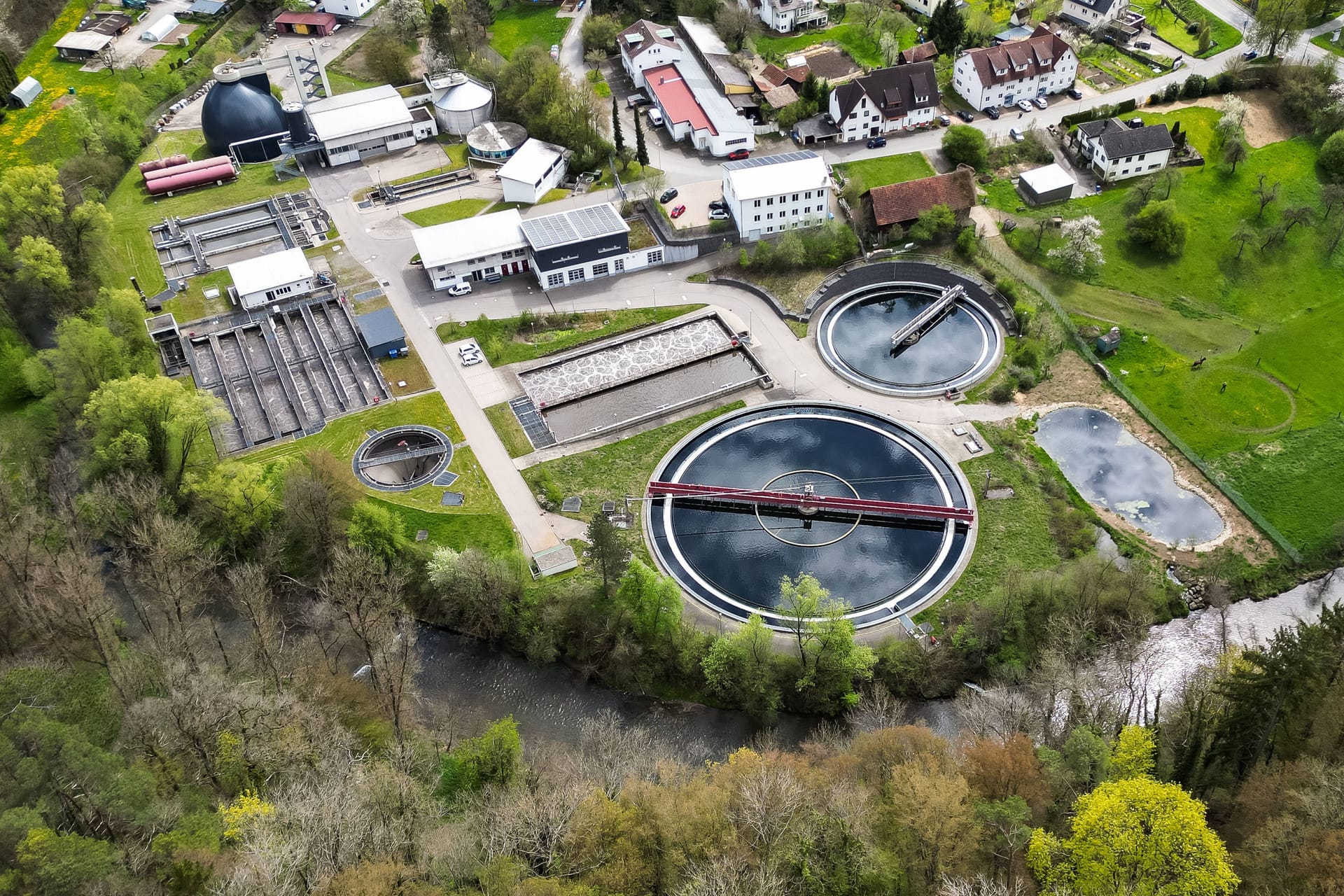 Trinkwasserversorgung: Insgesamt ist in den vergangenen rund 30 Jahren der Grundwasserstand stärker gesunken als gestiegen. Mehr als 70 Prozent des deutschen Trinkwassers wird aus Grundwasser gewonnen. Das Fatale: Laut Recherchen von Correctiv ist das Grundwasser an knapp der Hälfte aller ausgewerteten Messstellen in den Dürrejahren zwischen 2018 und 2021 auf den tiefsten Stand seit 1990 gefallen. Bundesweit gibt es bislang keinen flächendeckenden Wassermangel, jedoch deutliche regionale Defizite. (Hier zu sehen: eine Kläranlage in Baden-Württemberg.)