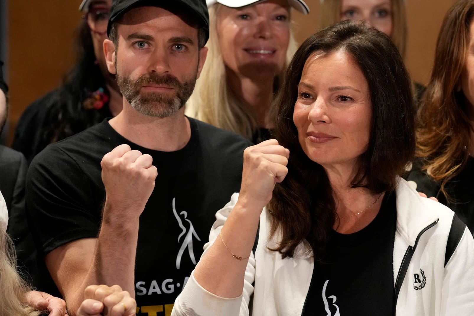 Fran Drescher (M.) ist die Vorsitzende der Schauspielgewerkschaft SAG-AFTRA.