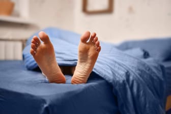 Frau in einem Bett (Symbolfoto): Am Montag wurde der Fall in Würzburg verhandelt.