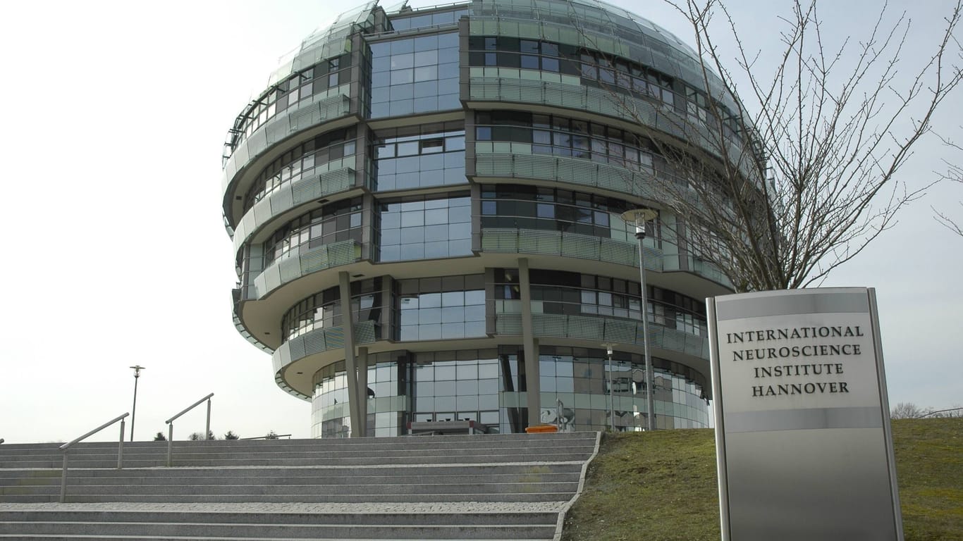 Das International Neuroscience Institute in Hannover: Hier soll sich ein iranischer Richter aufhalten.