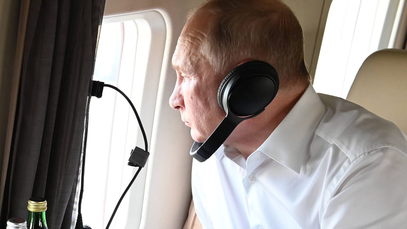 Wladimir Putin schaut aus dem Flugzeugfenster (Archivbild): Ein Geschäftsmann, der für den Kremls Abhörsoftware entwickelte, ist tot aufgefunden worden.