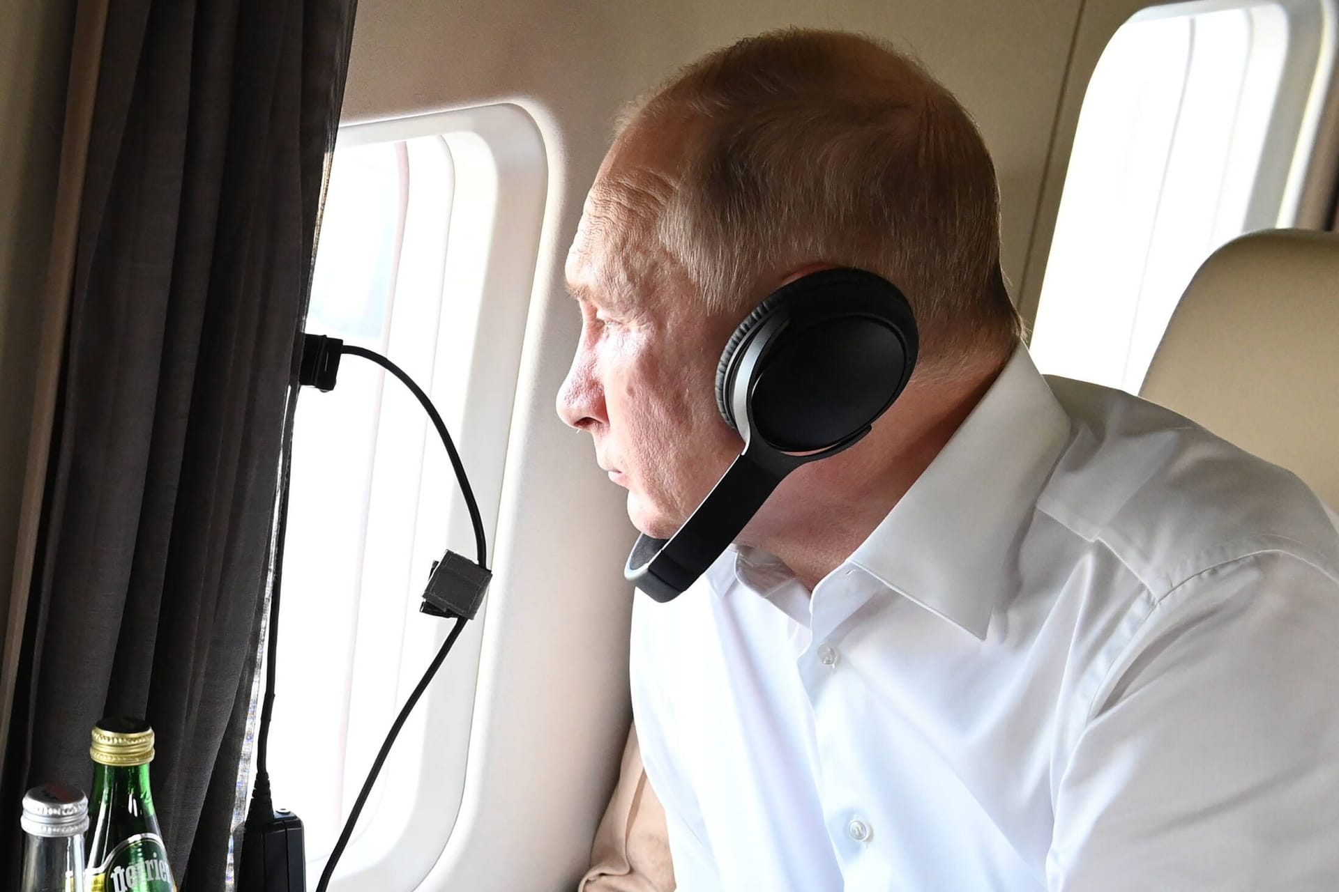 Wladimir Putin schaut aus dem Flugzeugfenster (Archivbild): Ein Geschäftsmann, der für den Kremls Abhörsoftware entwickelte, ist tot aufgefunden worden.