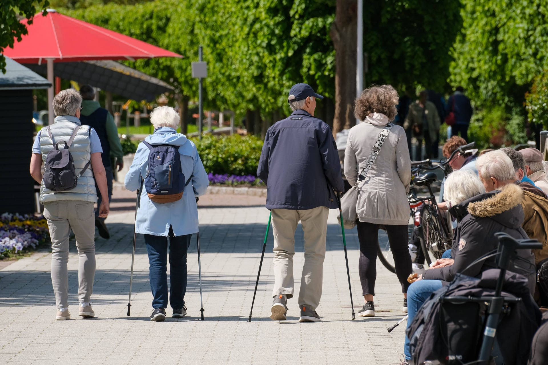 Seniorinnen und Senioren: Experten rechnen auch 2024 mit einer deutlichen Rentenerhöhung.