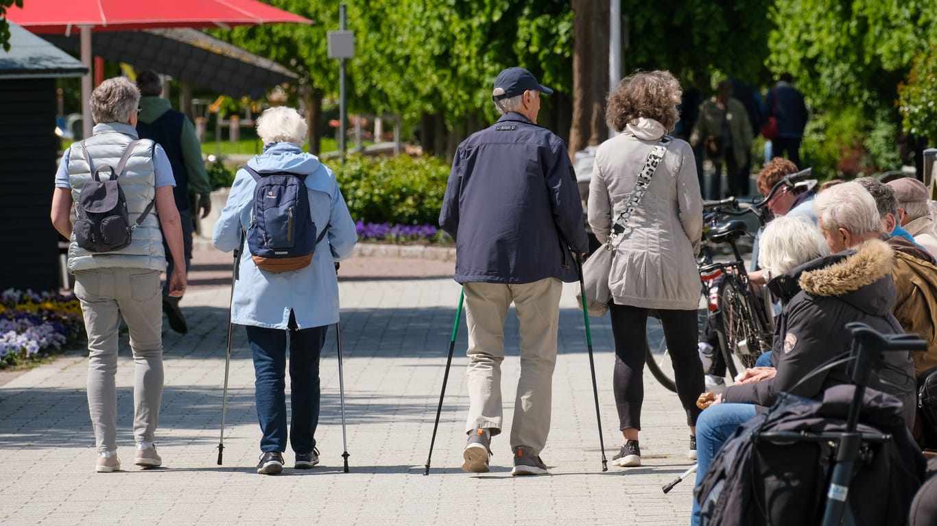 Seniorinnen und Senioren: Experten rechnen auch 2024 mit einer deutlichen Rentenerhöhung.