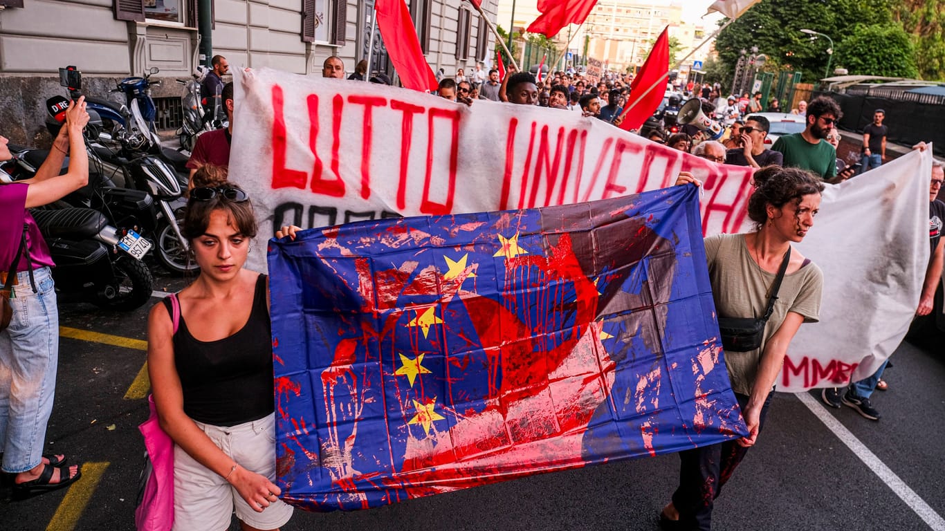 Im italienischen Neapel demonstrieren Menschen gegen die Asylpolitik der EU: Sie sehen die zunehmende Abschottung Europas als Grund für die hohen Todeszahlen im Mittelmeer.