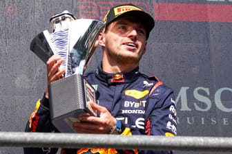 Max Verstappen mit der Siegertrophäe: Eine der Red-Bull-Trophäen wurde beschädigt.