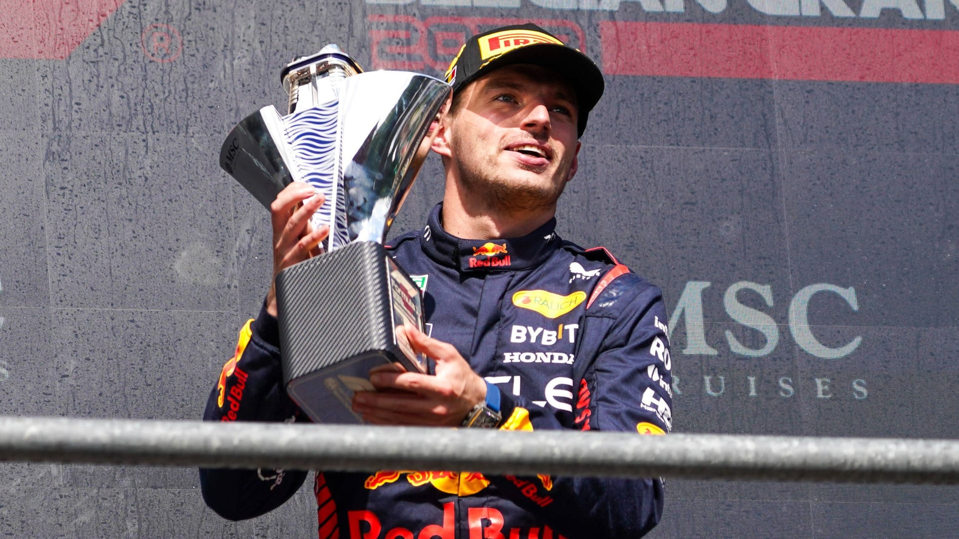 Max Verstappen mit der Siegertrophäe: Eine der Red-Bull-Trophäen wurde beschädigt.