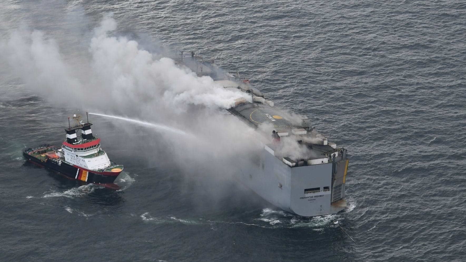 Feuer auf Frachter vor Ameland