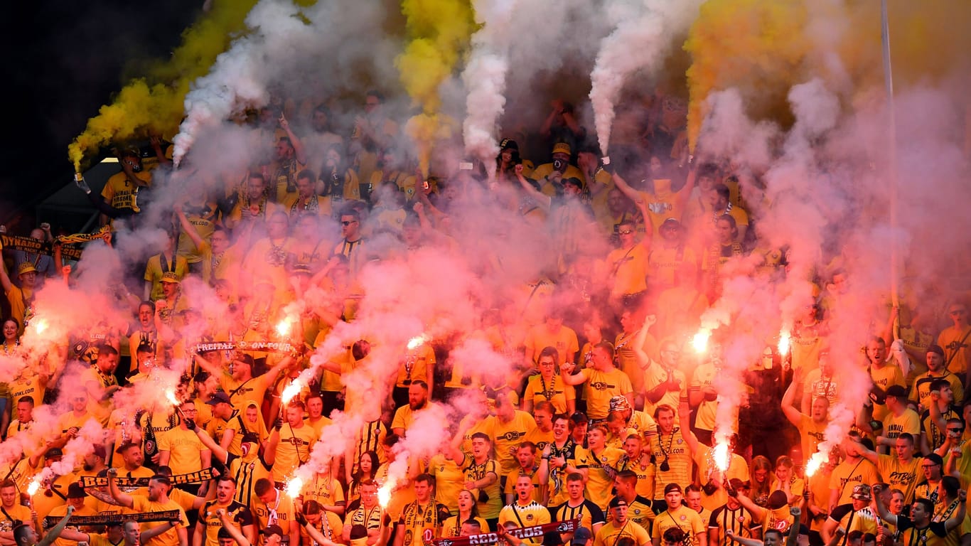 Fans von Dynamo Dresden feiern in Prag ihr Vereinsjubiläum.