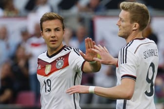 Mario Götze und André Schürrle (r.): Die beiden wollen sich abseits des Fußballs aufstellen.