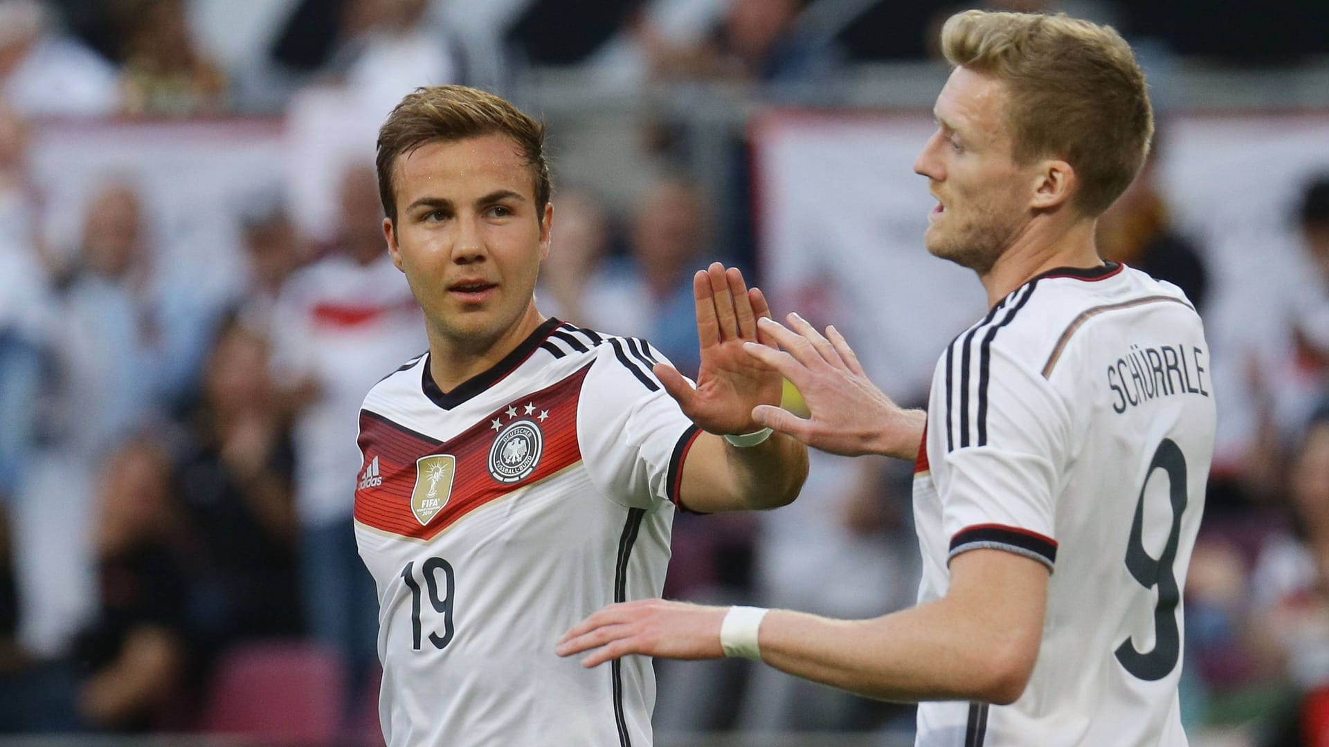 Mario Götze und André Schürrle (r.): Die beiden wollen sich abseits des Fußballs aufstellen.