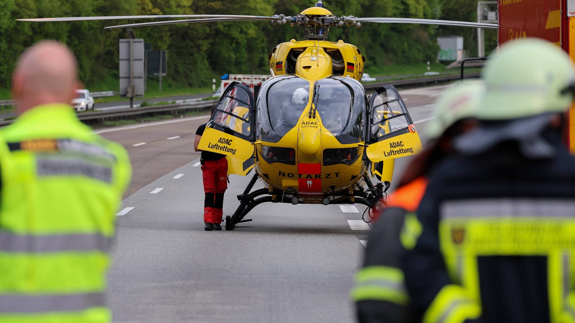 Ein Rettungshubschrauber auf der Autobahn (Archivbild): Ein Pannenhelfer ist an der Grenze von Sachsen zu Sachsen-Anhalt verstorben.