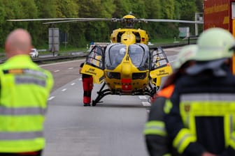 Ein Rettungshubschrauber auf der Autobahn (Archivbild): Ein Pannenhelfer ist an der Grenze von Sachsen zu Sachsen-Anhalt verstorben.