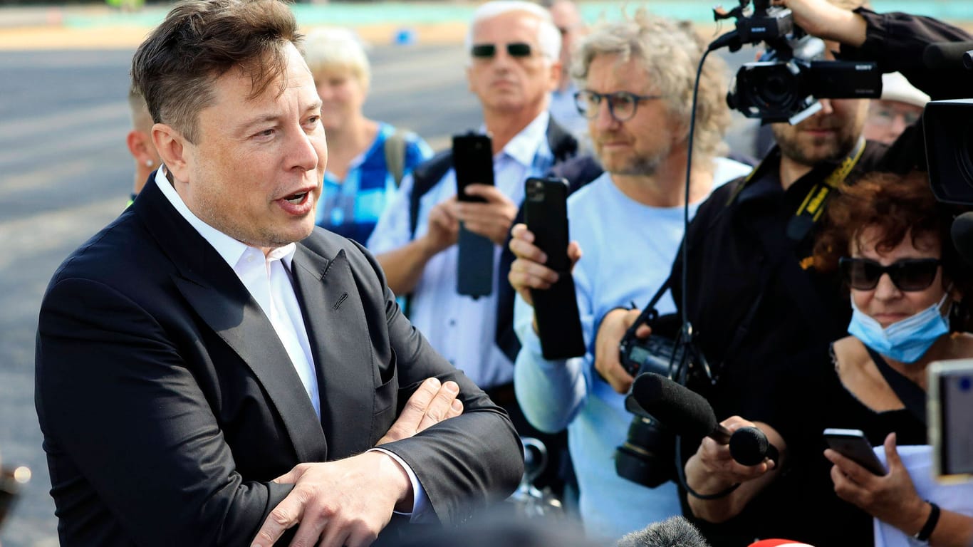 Elon Musk beim ersten Richtfest auf der Baustelle der Tesla-Fabrik (Archivfoto): Der US-Amerikaner hat große Wünsche für seinen Bau in Grünheide.