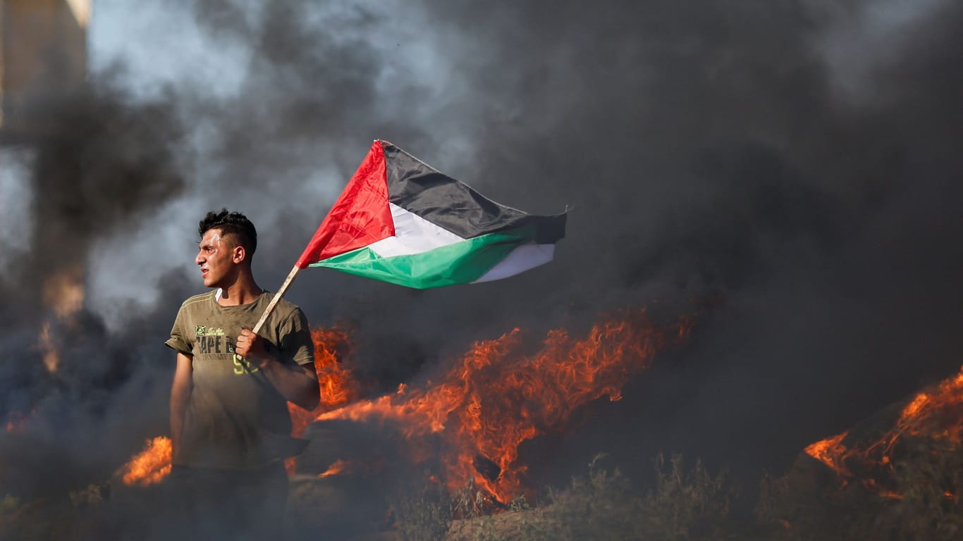 Palästinenser protestiert nahe der Grenze gegen den Einsatz des israelischen Militärs: Laut Experten ist die Militäroffensive keine Lösung, um den langjährigen Konflikt beizulegen.