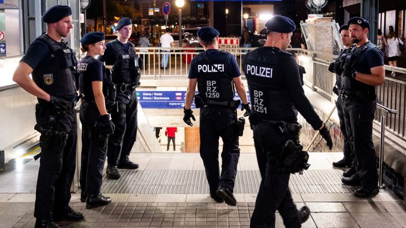 Hauptbahnhof Hamburg: Bundespolizisten gehen mit Mitarbeitern der Bahnsicherheit auf Streife