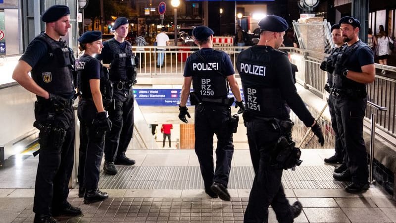 Hauptbahnhof Hamburg: Bundespolizisten gehen mit Mitarbeitern der Bahnsicherheit auf Streife Hauptbahnhof Hamburg: Bundespolizisten gehen mit Mitarbeitern der Bahnsicherheit auf Streife