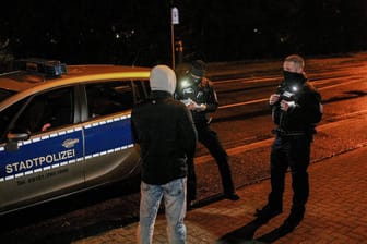 Polizeikontrolle in Hessen (Archivfoto): In Pfungstadt ist ein Streit brutal eskaliert.