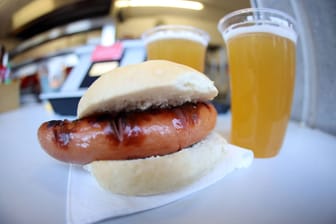 Bratwurst und Bier (Symbolbild): Die Preise für einen Snack im Fußballstadion sorgen für Empörung bei den HSV-Fans.