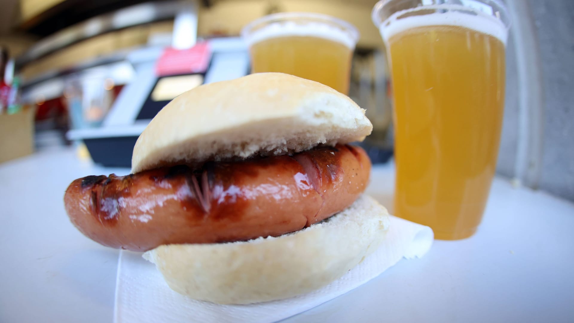 Bratwurst und Bier (Symbolbild): Die Preise für einen Snack im Fußballstadion sorgen für Empörung bei den HSV-Fans.