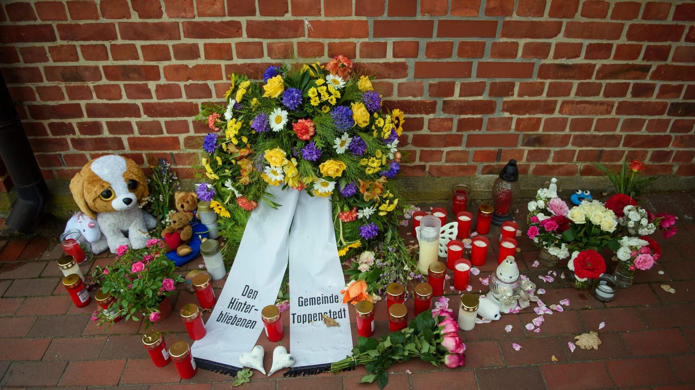 Blumen, Stofftiere und Kerzen liegen vor dem Haus der Gemeindeverwaltung Toppenstedt.