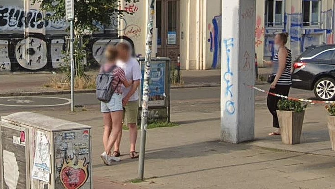 Ein Liebespaar küsst sich an einer Kreuzung in Bremen: Die Szene wurde von einem Kamerafahrzeug von Google festgehalten.