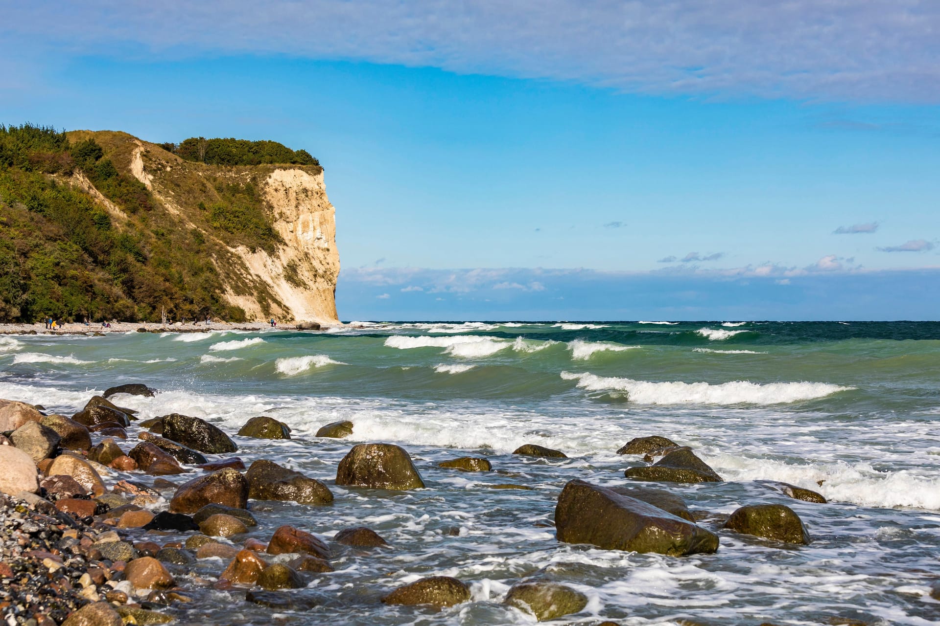 Küsten: Die Klimakrise trifft auch die Küstenregionen hart – durch den steigenden Meeresspiegel, stärkere Sturmfluten und die Erosion der Küsten. Im Sommer 2022 war es an der Nord- und Ostsee außergewöhnlich warm: In der Ostsee lagen die Temperaturen 1,5 Grad über dem langjährigen Mittel. Die Folgen der Erwärmung: Fauna und Flora verändern sich, viele Fischarten wandern nach Norden. (Hier zu sehen: Küste in Mecklenburg-Vorpommern.)