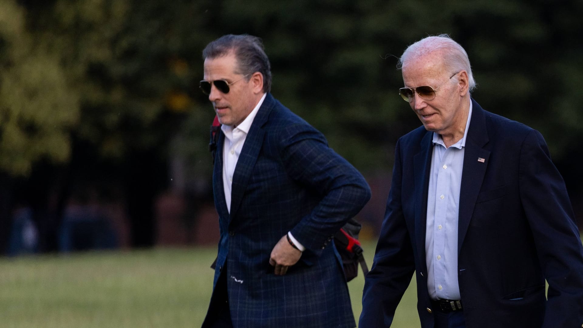 Dauerhafte Bürde: US-Präsident Joe Biden (rechts) mit seinem Sohn Hunter Biden (links) (Archivbild).