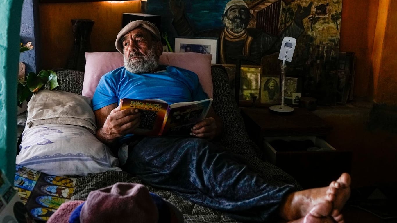 Nissim Kahlon ruht sich aus: Der 77-Jährige hat sein Haus in über 50 Jahren mit eigenen Händen erschaffen.